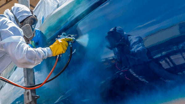 船のボディーに塗装する画像