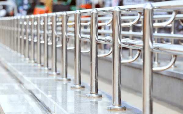 豊中研磨株式会社で外面バフ研磨されたステンレスパイプ。ヘアライン仕上げや準鏡面仕上げが施され、建築用途では手すりや車止めなどの意匠部材として使用される。