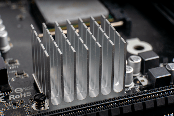 電子基板上に取り付けられたアルミ製ヒートシンク（放熱板）