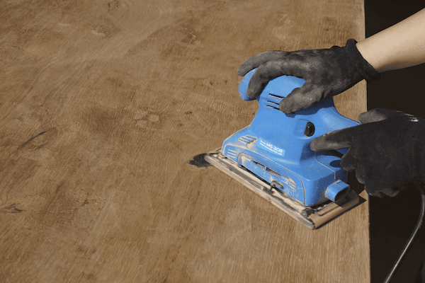 サイクラーズ・事業内容写真・木工家具を研磨する画像