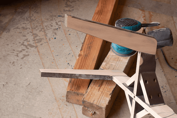 サイクラーズ・事業内容写真・木工家具の研磨作業風景