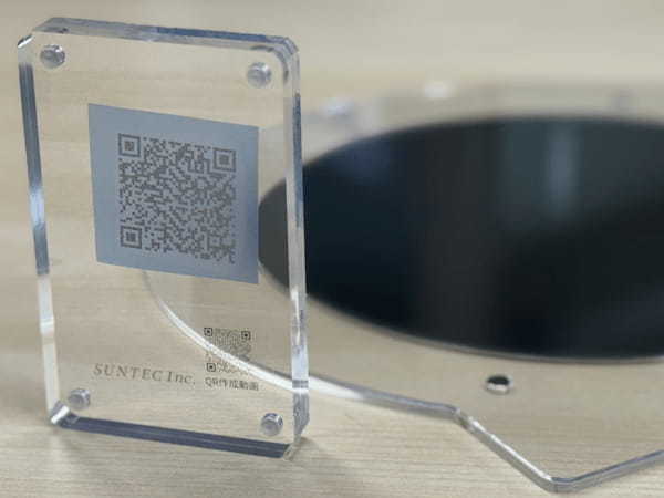 展示会で注目を集める、半導体チップを用いたQRコードノベルティ。 加工技術を“体感できる形”で伝える工夫のひとつ。