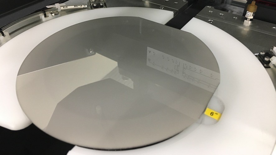 ウェハー接合の作業風景